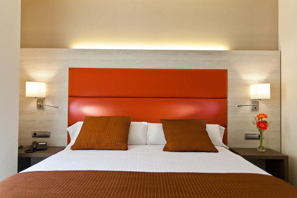 Habitación con cama grande y bañera de hidromasaje